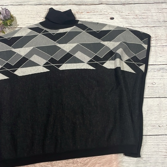Sweaty Betty Geometric Black Gray Yeti Knit Poncho One Size - Picture 7 of 9